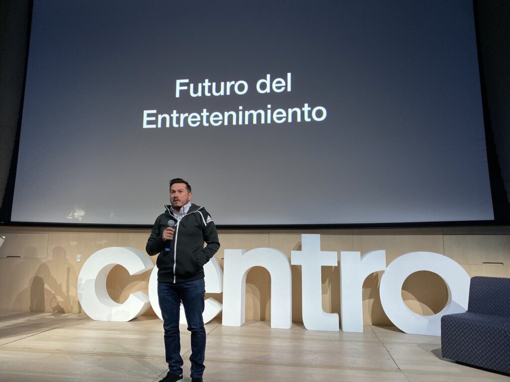 Víctor Alvarado en el escenario de CENTRO, conferencia El futuro del entretenimiento