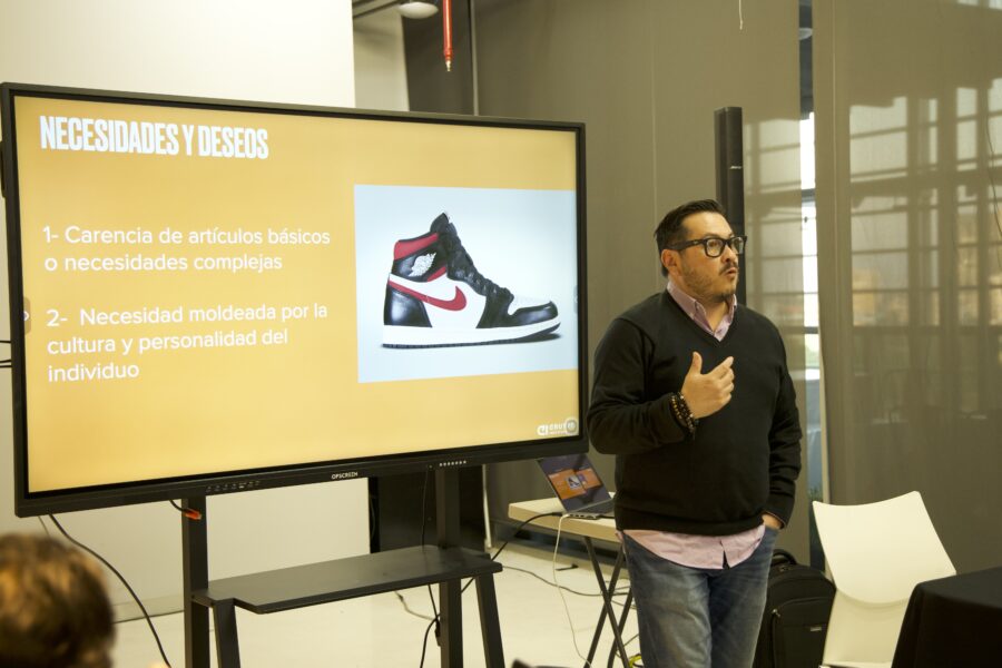 Víctor Alvarado impartiendo una clase de marketing deportivo