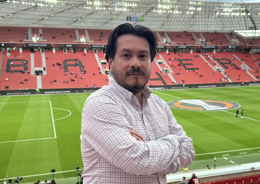 Víctor Alvarado en un estadio de futbol