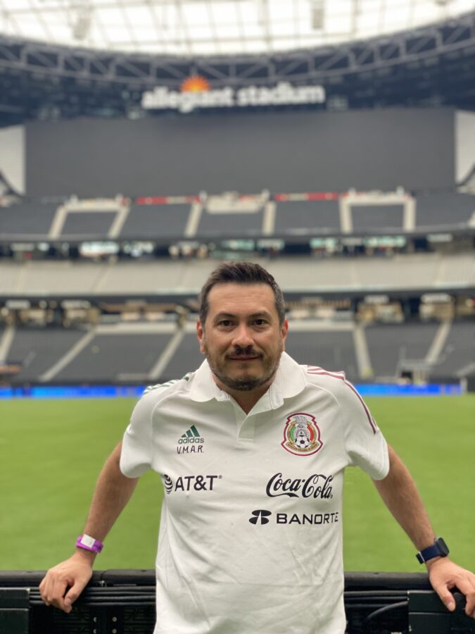Víctor Alvarado en el Allegiant Stadium, con la camiseta de la Selección Mexicana