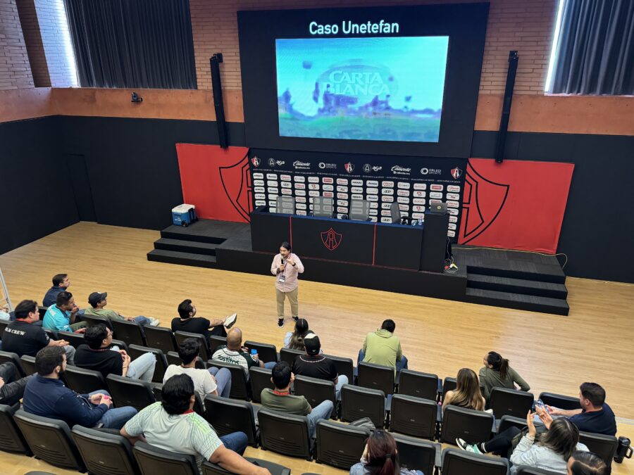 Víctor Alvarado impartiendo una clase en un aula magna