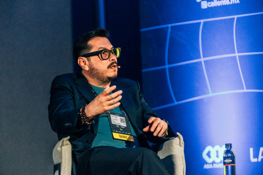 Víctor Alvarado en un panel del World Football Summit en Monterrey