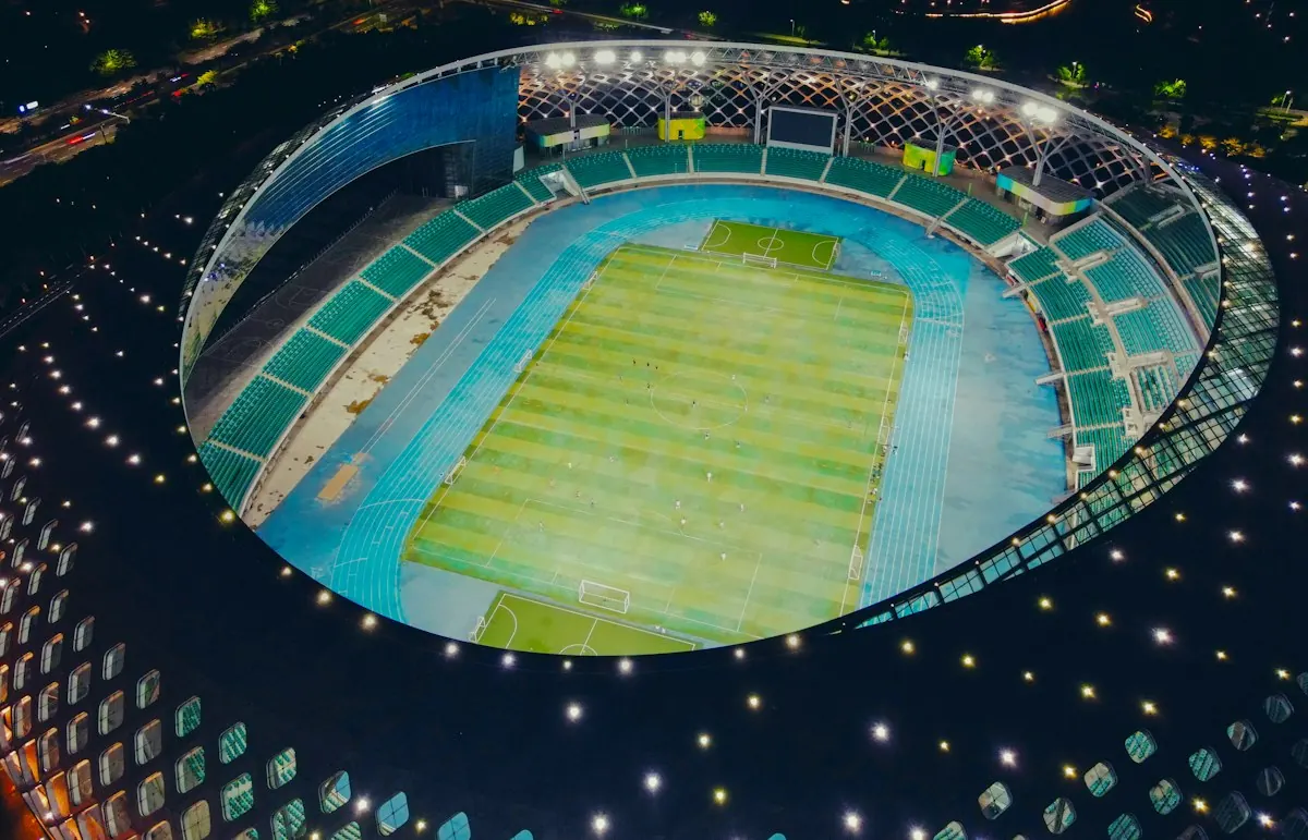 Vista aérea de un estadio iluminado de noche