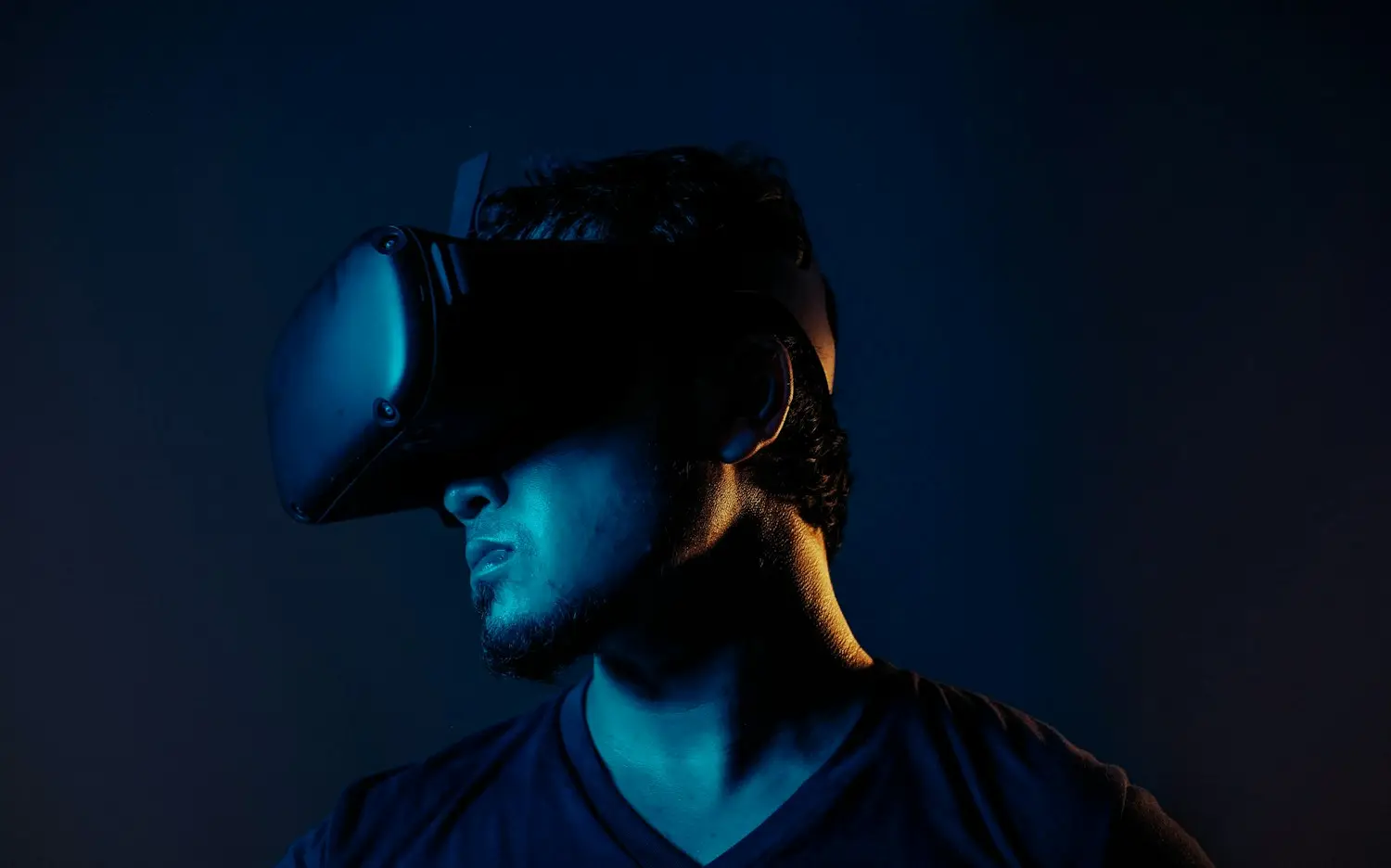 Persona con visor de realidad virtual iluminada en azul